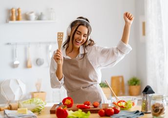 Eating dinner early is healthy.