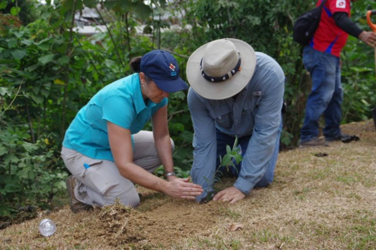 President and first lady of Costa Rica plant a tree for Good Deeds Day President and first lady of Costa Rica plant a tree for Good Deeds Day