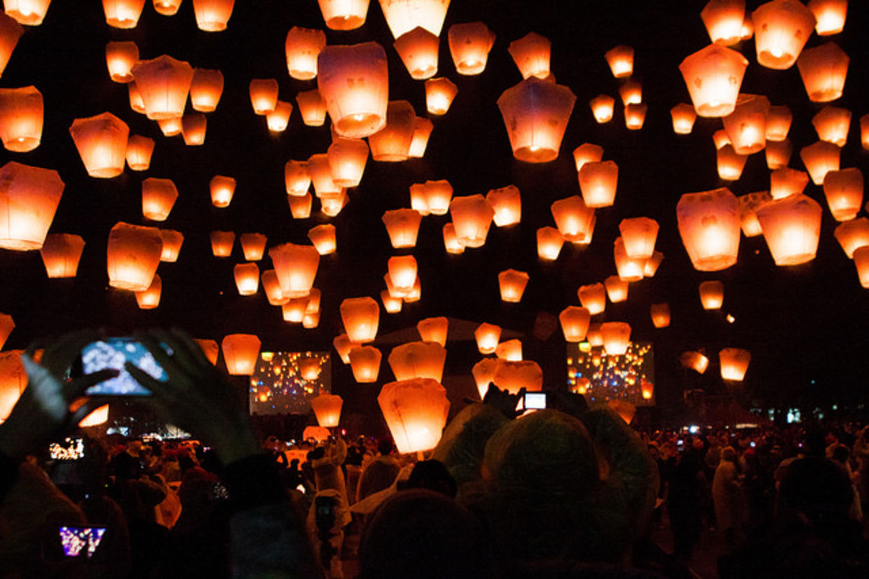 Millions of people watch as the lights slowly make their way to the sky for a breathtaking sight. (Jirka Matousek/CC BY-NC-ND 2.0) Millions of people watch as the lights slowly make their way to the sky for a breathtaking sight. (Jirka Matousek/CC BY-NC-ND 2.0)
