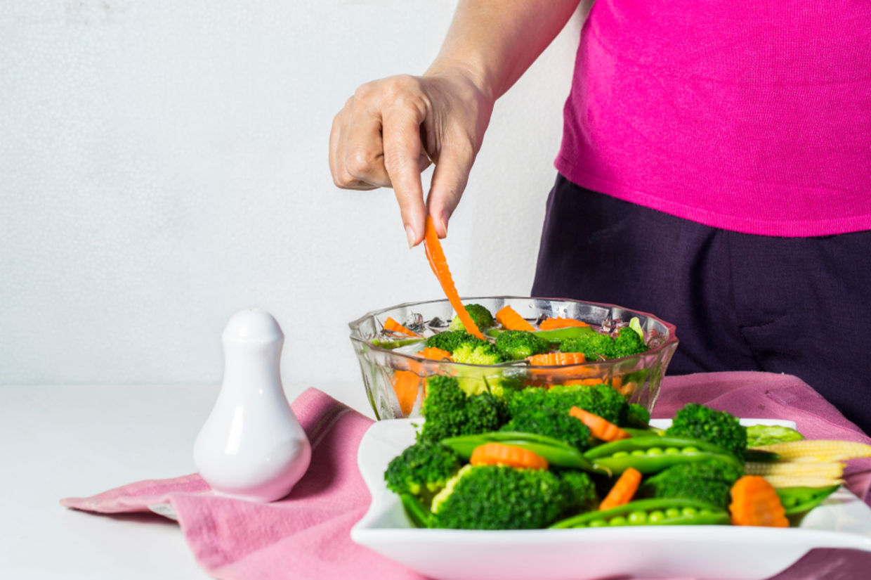 Demonstrating how to wash vegetables with saltwater