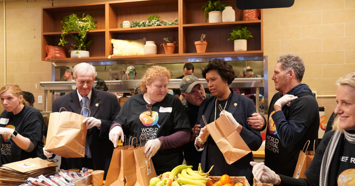 Washington, DC Mayor Muriel Bowser serving workers affected by the government shutdown at Chef José Andrés World Central Kitchen, #FoodForFeds program Washington, DC Mayor Muriel Bowser serving workers affected by the government shutdown at Chef José Andrés World Central Kitchen, #FoodForFeds program