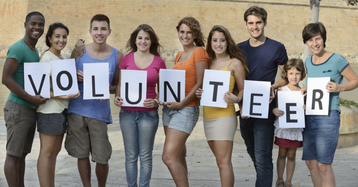 Volunteering with friends doubles the fun Volunteering with friends doubles the fun