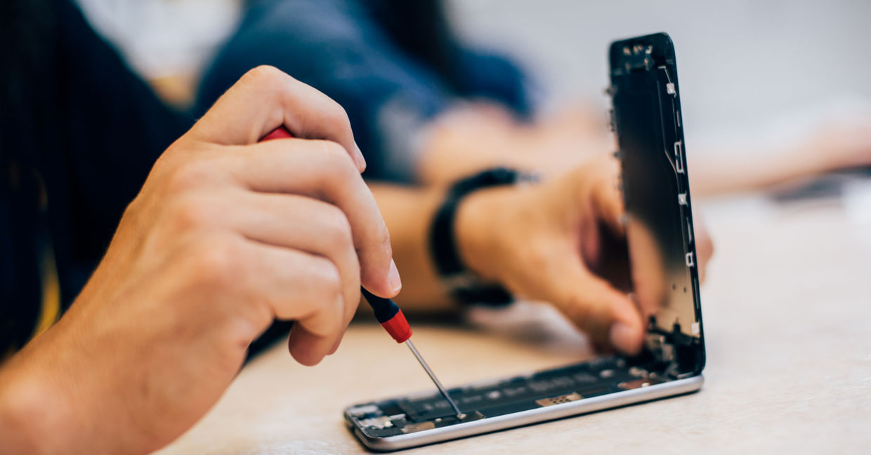 Fixing a smartphone is an encouraging achievement that is as rewarding to the teens as it is to the broken device's owner. (Shutterstock) Fixing a smartphone is an encouraging achievement that is as rewarding to the teens as it is to the broken device's owner. (Shutterstock)