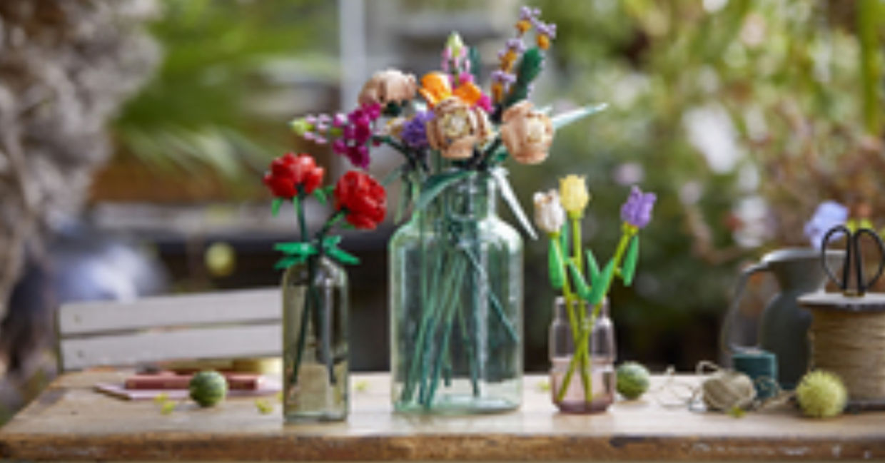 The LEGO Flower Bouquet kit has many blooms. The LEGO Flower Bouquet kit has many blooms.