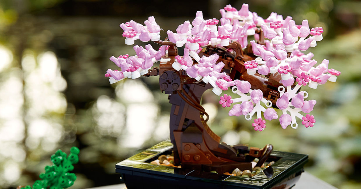 The LEGO Bonsai Tree kit can bloom or be covered in greenleaves. The LEGO Bonsai Tree kit can bloom or be covered in greenleaves.