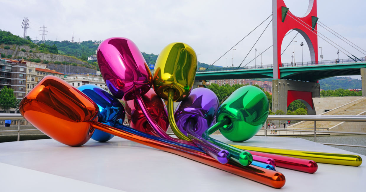 Jeff Koons sculpture. Jeff Koons sculpture.