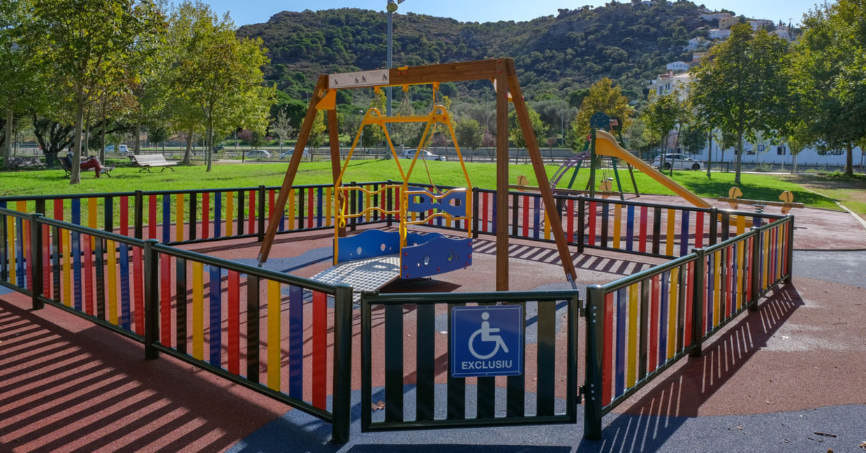 Swing pole for wheelchair users.