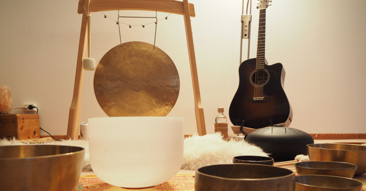 Instruments and voices can be used in sound bathing meditation. Instruments and voices can be used in sound bathing meditation.
