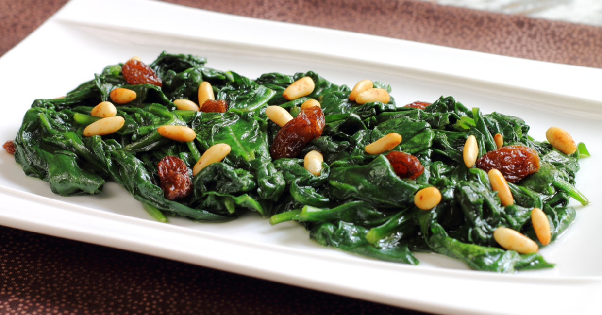 Eating spinach can help reduce inflammation. Eating spinach can help reduce inflammation.