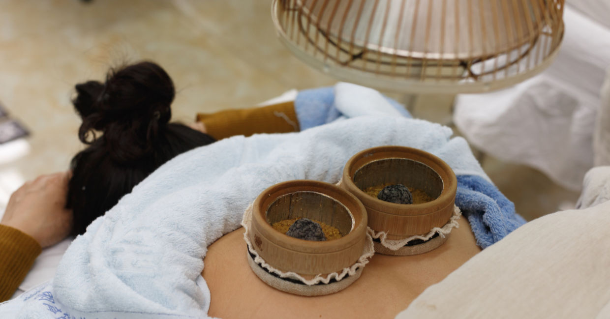Using moxibustion to heal pain. Using moxibustion to heal pain.