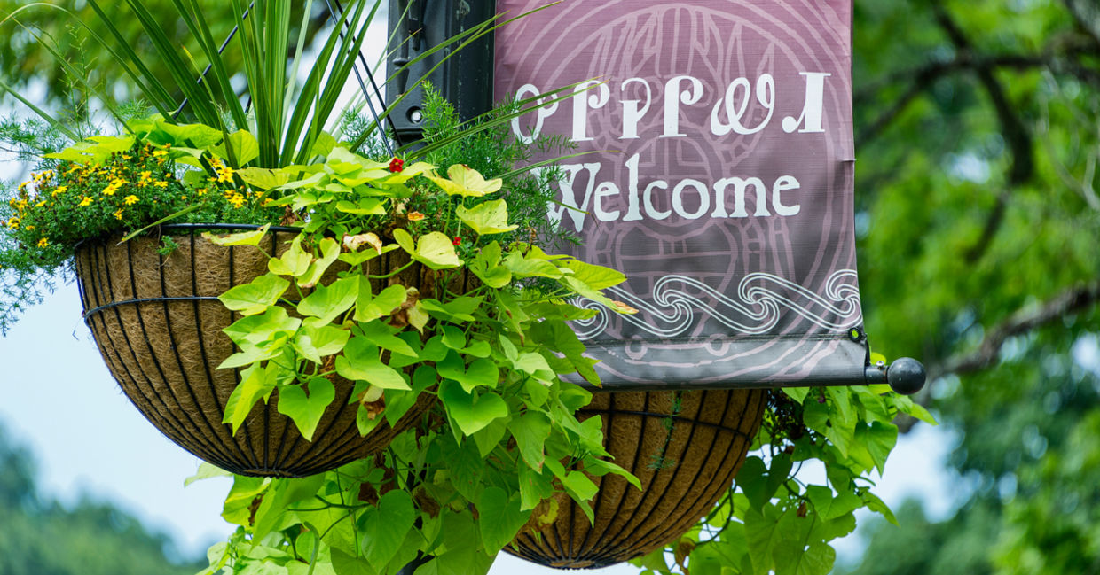 Welcome sign in English and Cherokee in North Carolina. Welcome sign in English and Cherokee in North Carolina.