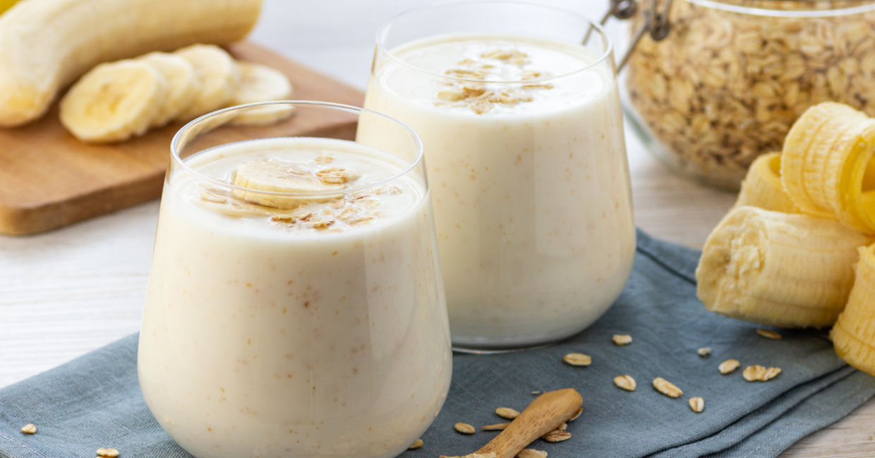 Banana and oatmeal smoothies are a healthy breakfast choice. Banana and oatmeal smoothies are a healthy breakfast choice.