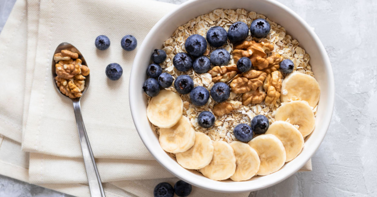 Eating oatmeal and bananas is a home remedy for colds. Eating oatmeal and bananas is a home remedy for colds.