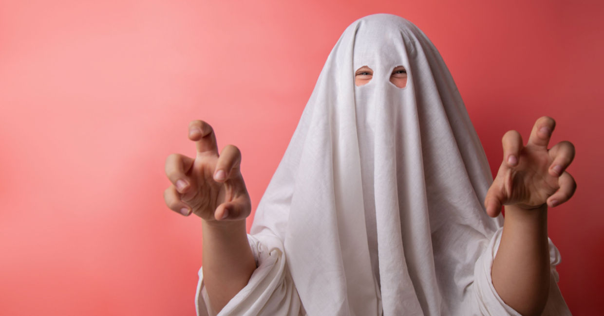 DIY ghost Halloween costume. DIY ghost Halloween costume.