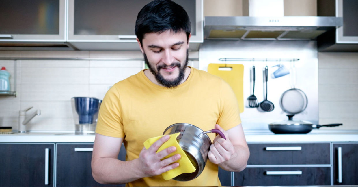 Cleaning a grimy pot with salt. Cleaning a grimy pot with salt.