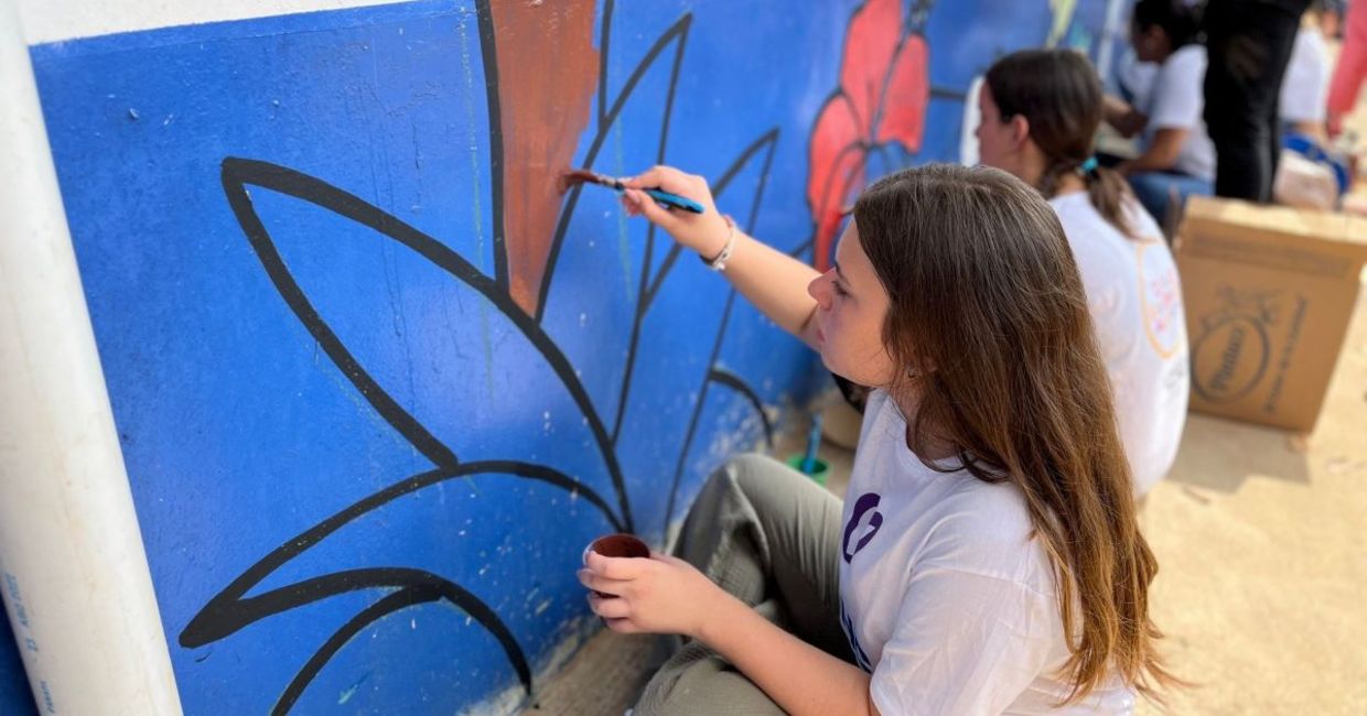 Painting a mural in Panama on Good Deeds Day. Painting a mural in Panama on Good Deeds Day.