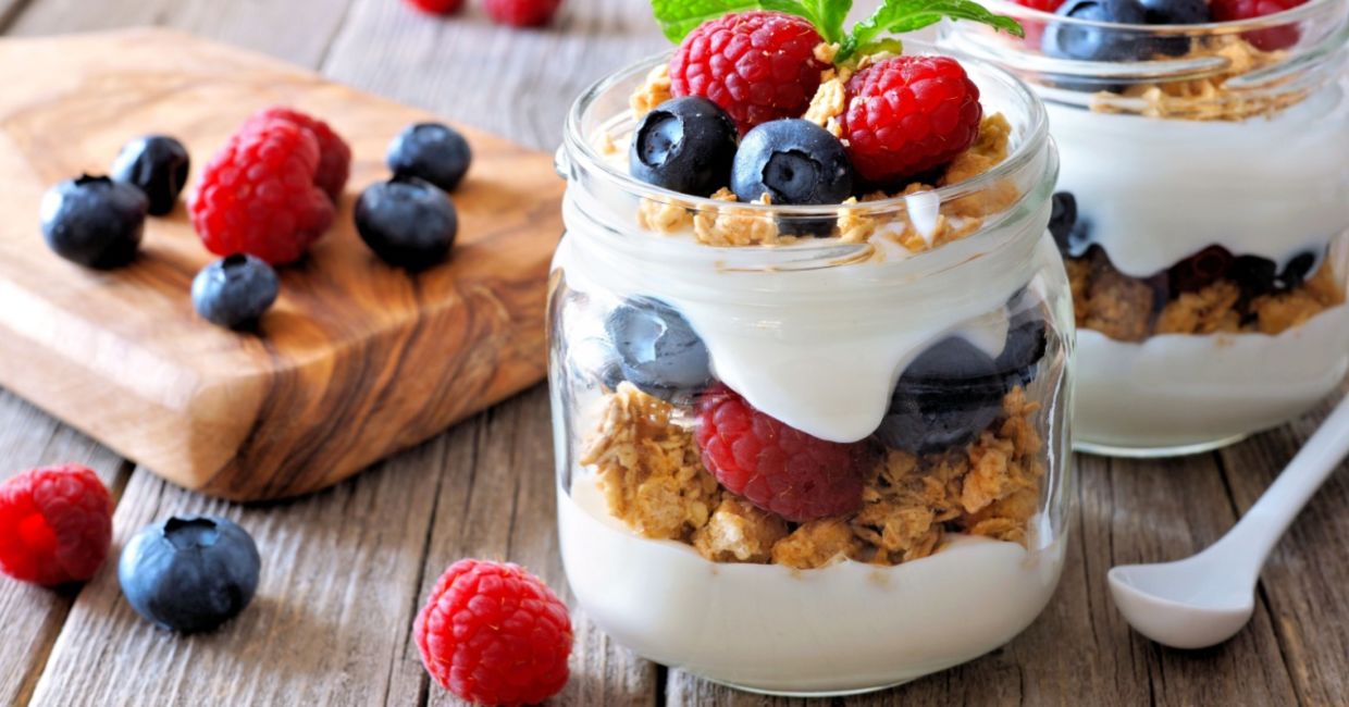 Yogurt and fruit combo contains more vitamins and minerals. Yogurt and fruit combo contains more vitamins and minerals.