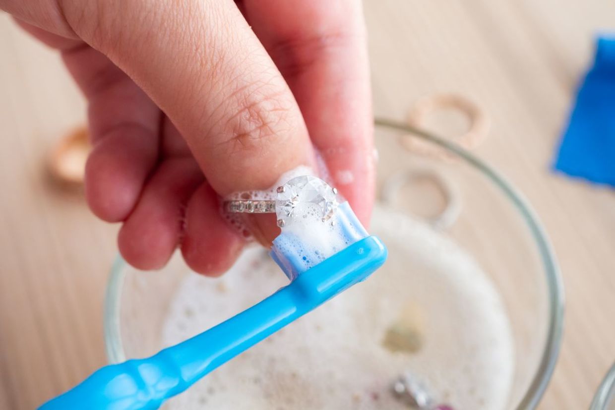 Cleaning jewelry with toothpaste, Cleaning jewelry with toothpaste,