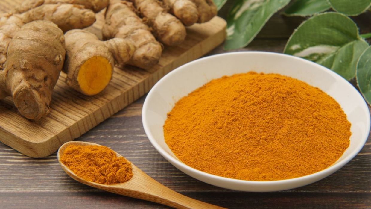 Turmeric roots and powder can help your immune system. Turmeric roots and powder can help your immune system.